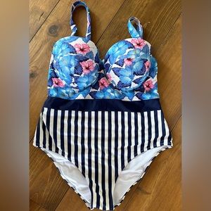 Cupshe molded cups swimsuits, size 0X (36DD)